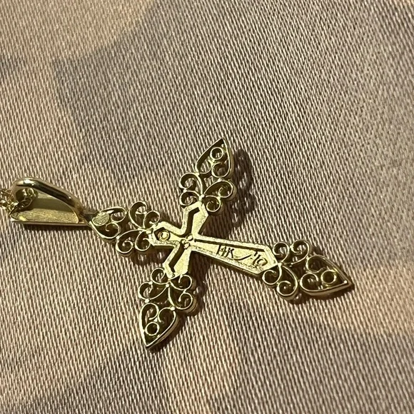 Elegant 14k Gold Filigree Cross Pendant Necklace - Picture 2 of 3